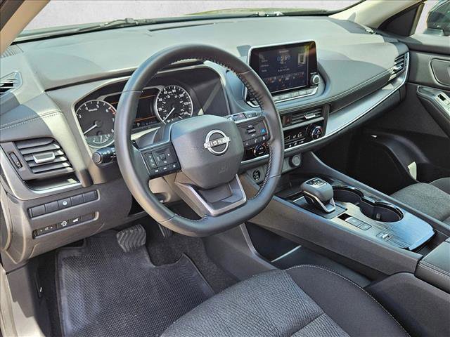 Used 2025 Nissan Rogue SV image 10