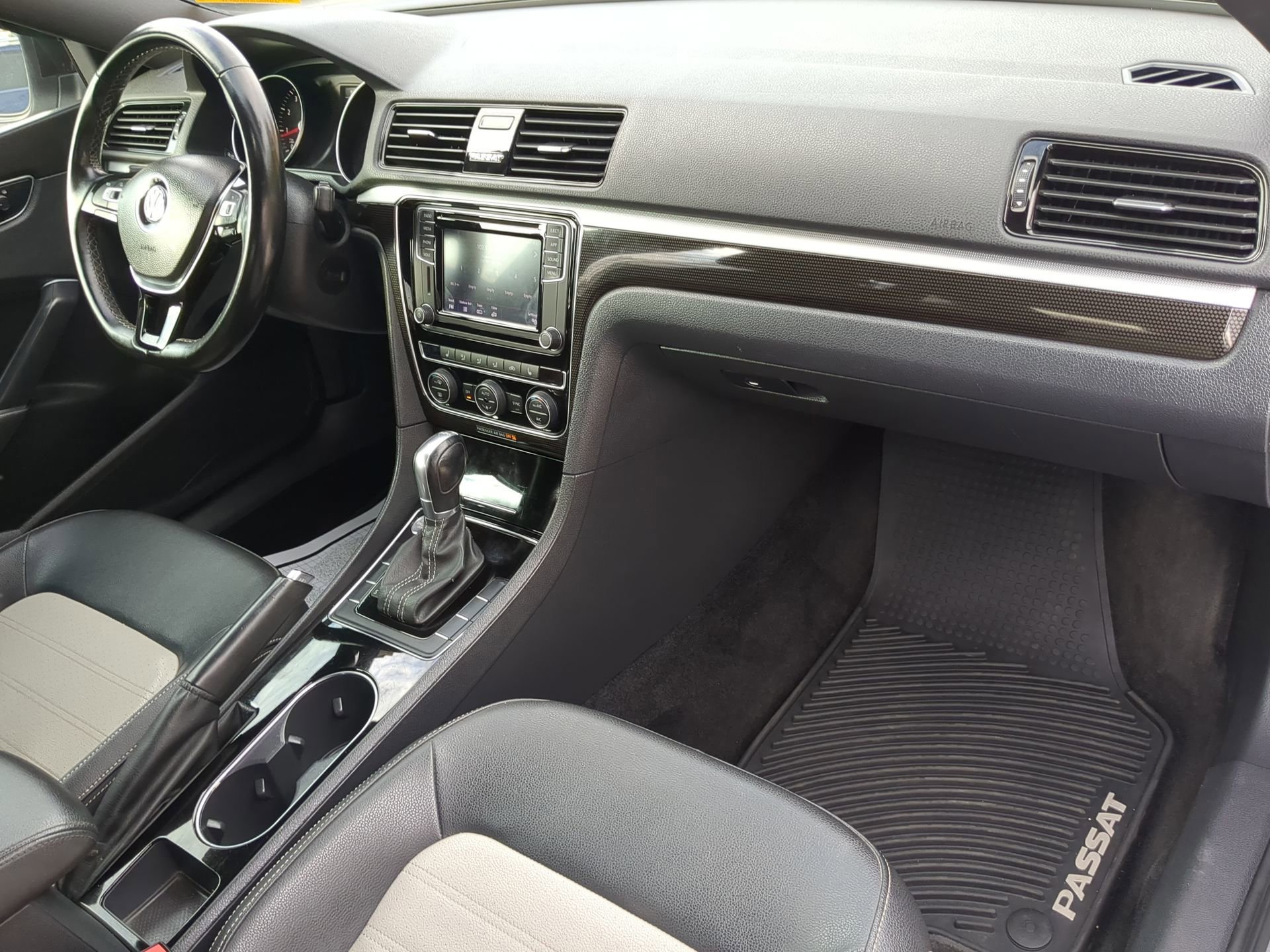 Used 2018 Volkswagen Passat GT image 40