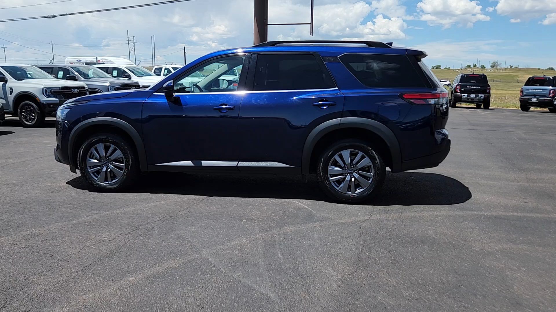 Used 2025 Nissan Pathfinder SV AWD/4WD image 2