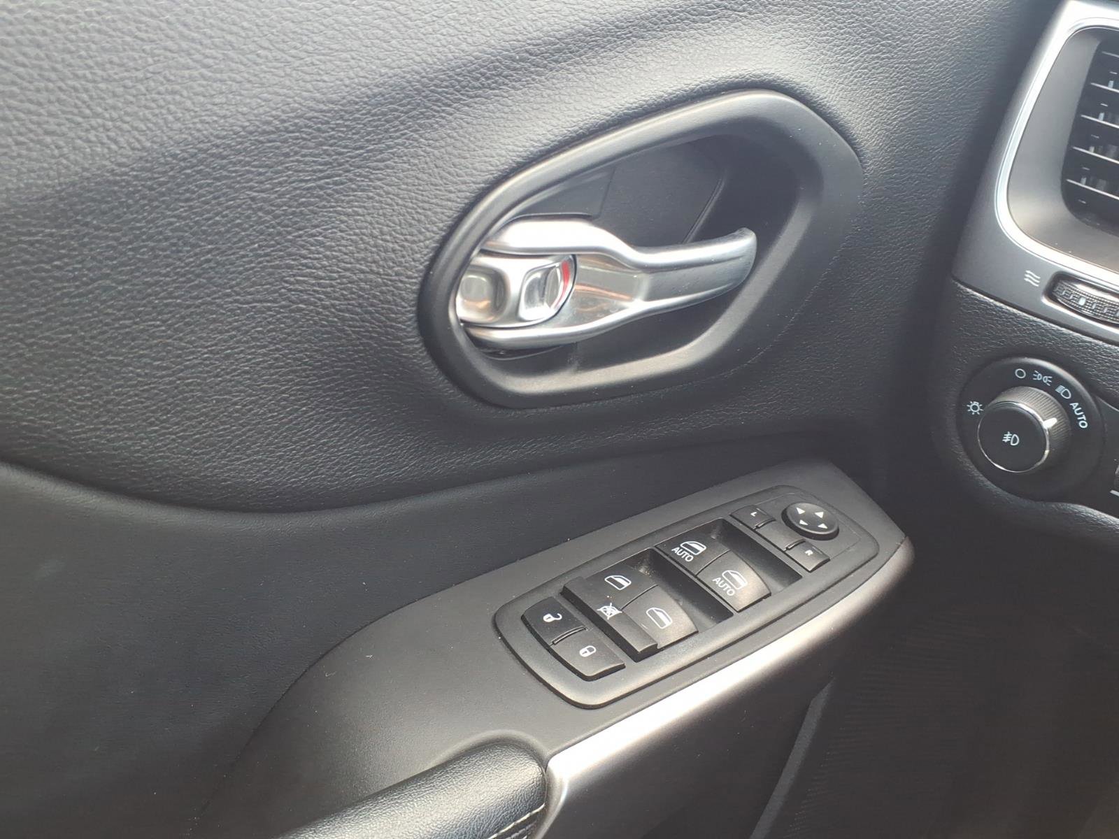 Used 2021 Jeep Cherokee Latitude Lux w/ Sun & Sound Group AWD/4WD image 11