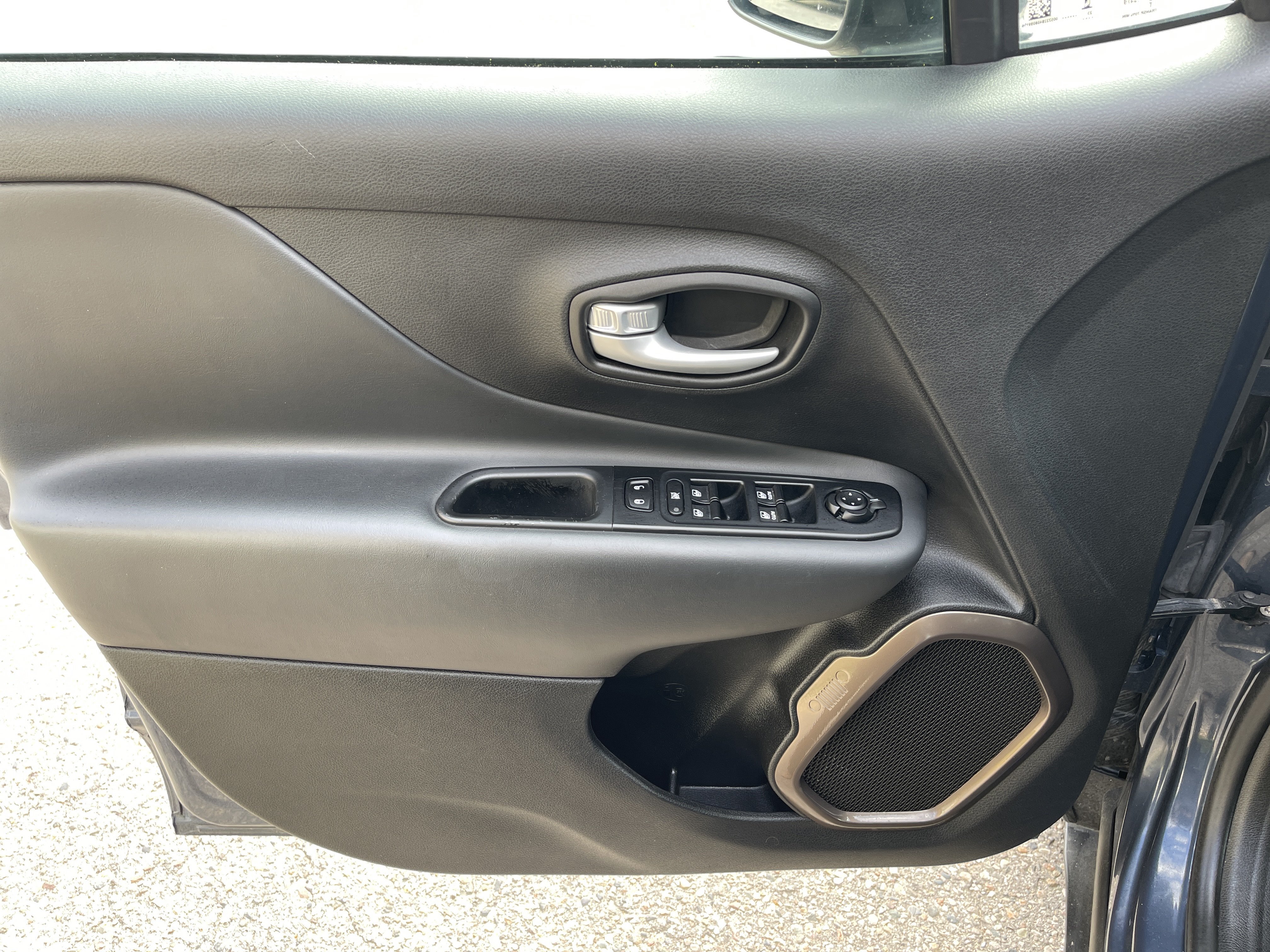 Used 2023 Jeep Renegade Latitude AWD/4WD image 13