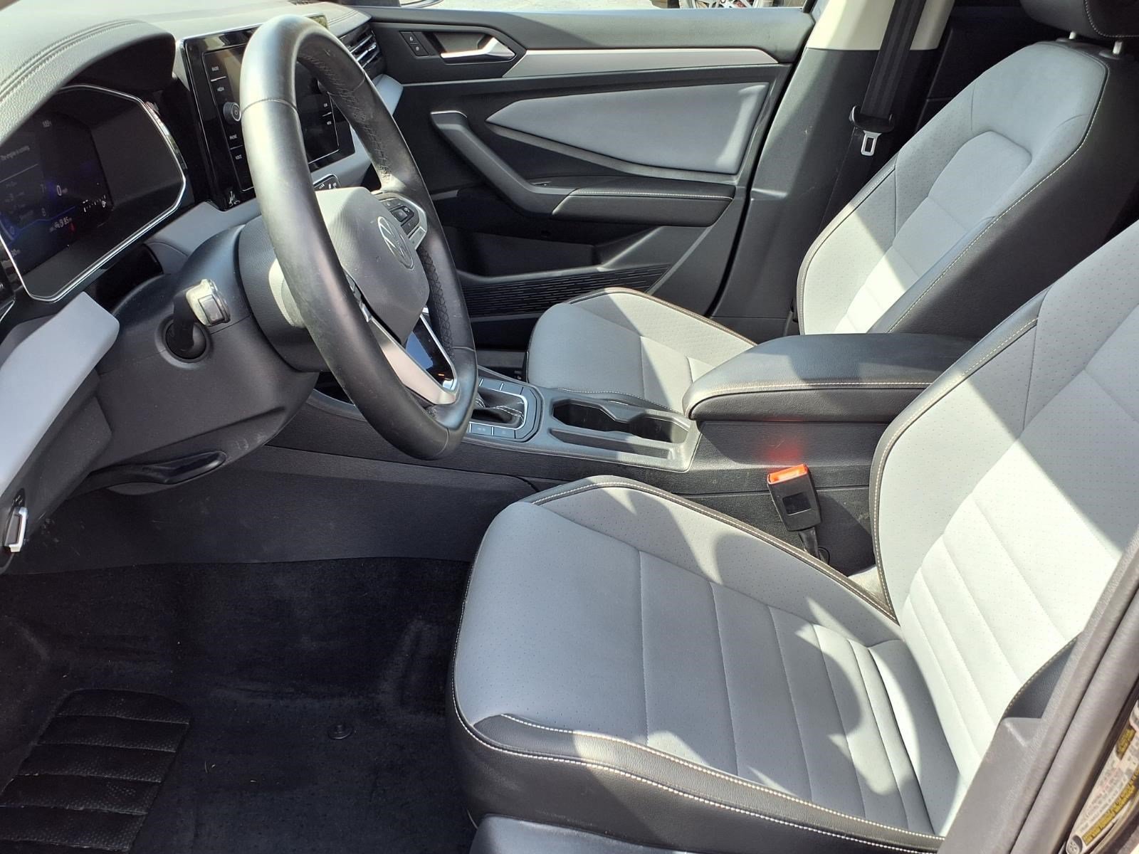 Used 2025 Volkswagen Jetta SE FWD image 13