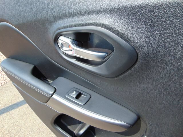 Used 2019 Jeep Cherokee Limited AWD/4WD image 23