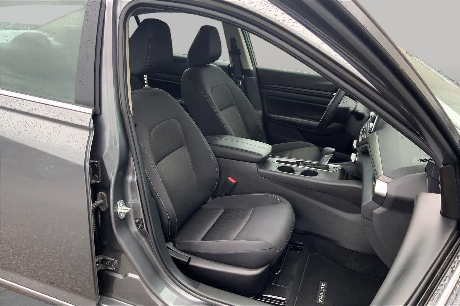 Used 2025 Nissan Altima 2.5 SV FWD image 9