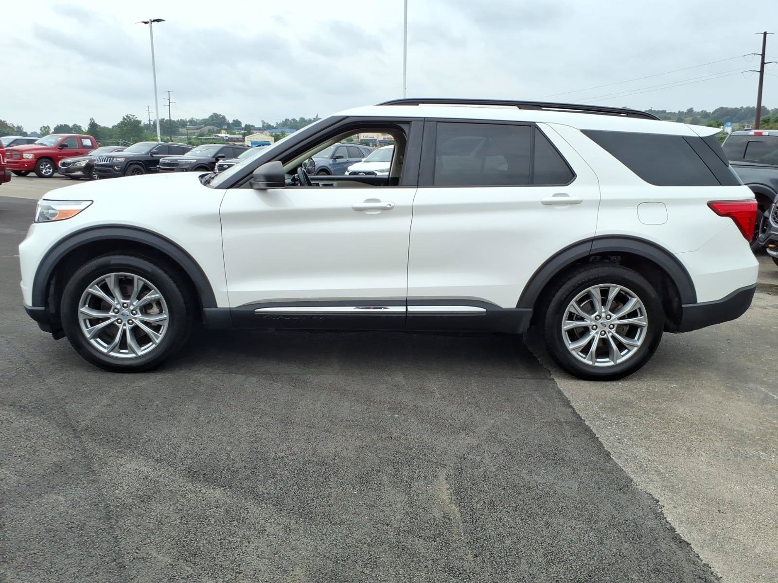 Certified 2020 Ford Explorer XLT w/ Equipment Group 202A AWD/4WD image 4