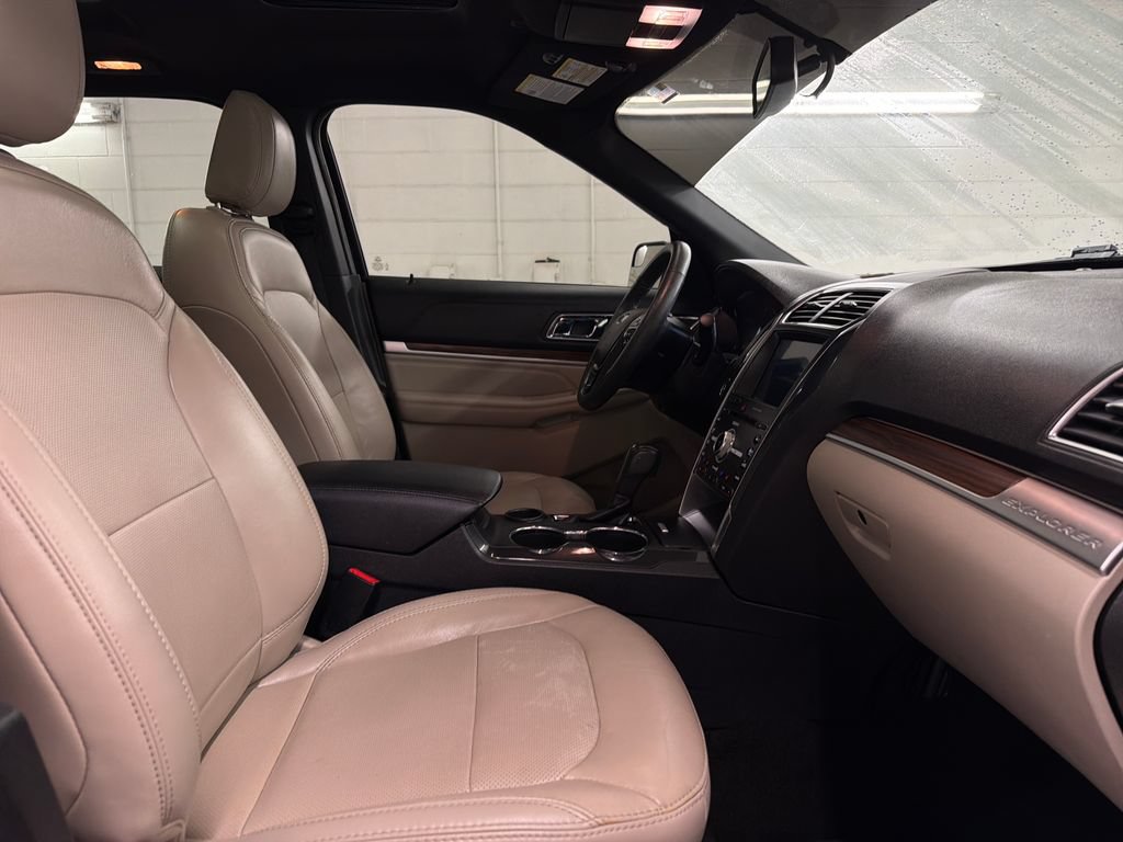 Certified 2018 Ford Explorer Limited FWD image 30