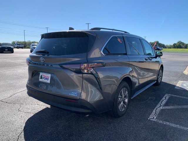 Used 2023 Toyota Sienna XLE image 5