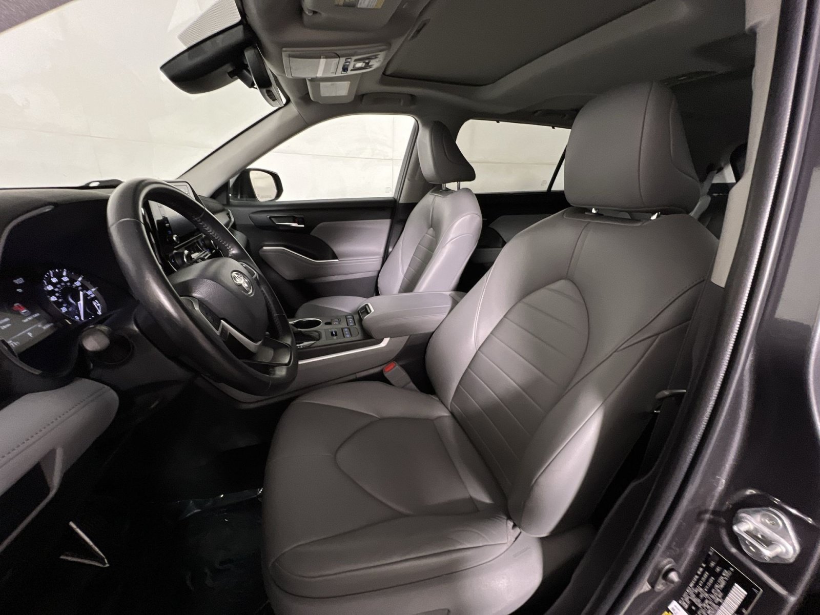 Used 2022 Toyota Highlander XLE AWD/4WD image 13