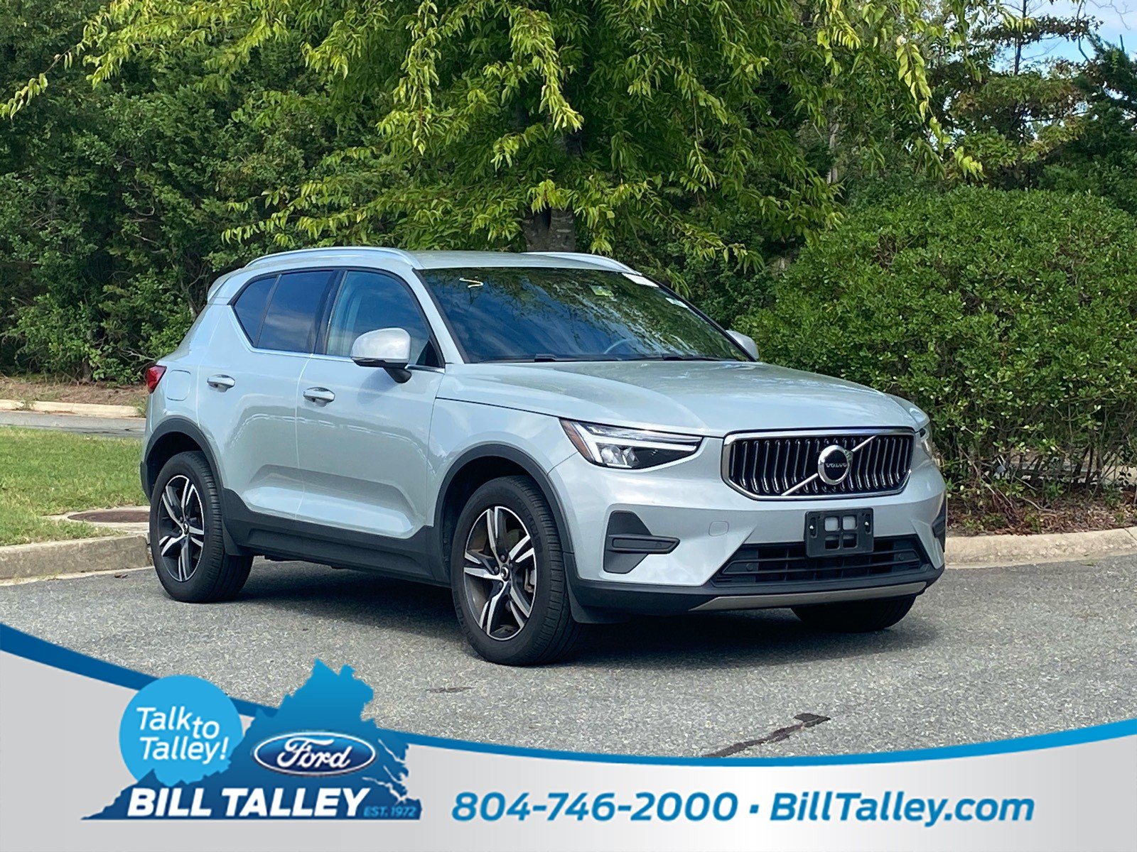 Used 2024 Volvo XC40 B5 Core AWD/4WD image 1