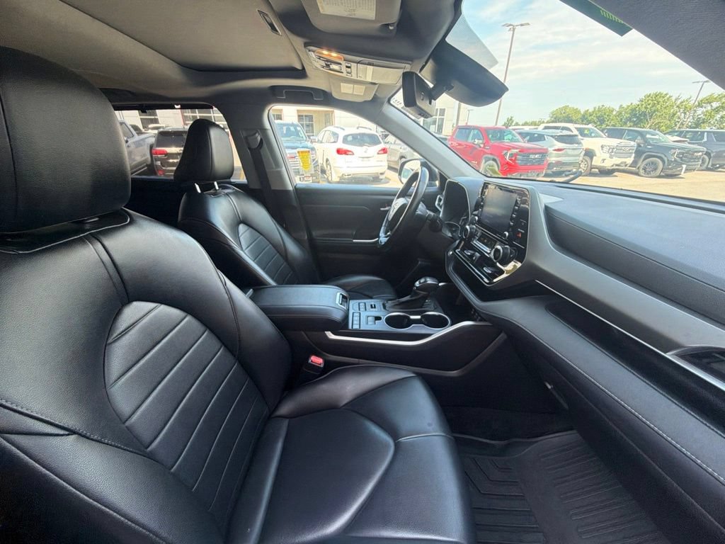 Used 2022 Toyota Highlander XLE AWD/4WD image 39