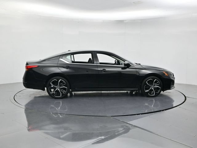 Used 2024 Nissan Altima 2.5 SR FWD image 2
