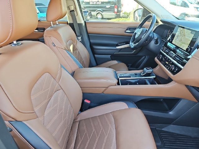 Used 2024 Nissan Pathfinder Platinum FWD image 10