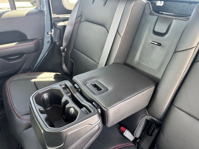 Used 2025 Jeep Wrangler Unlimited Rubicon AWD/4WD image 26