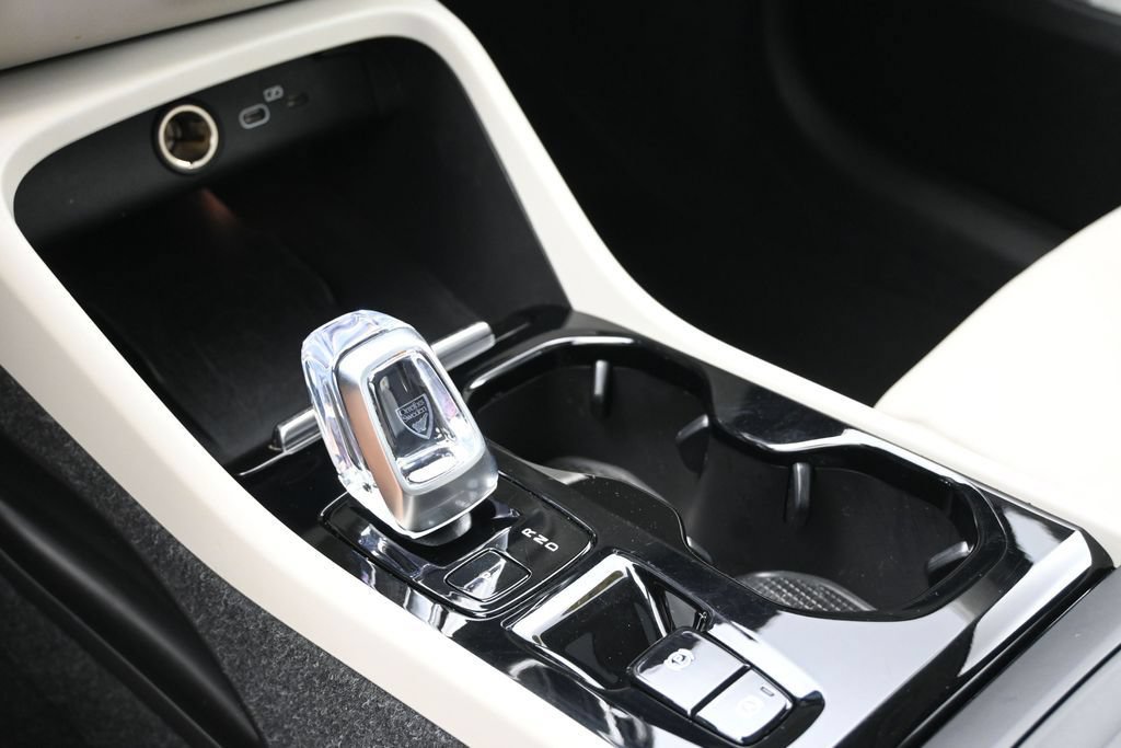 Used 2023 Volvo XC40 B4 Ultimate FWD image 21