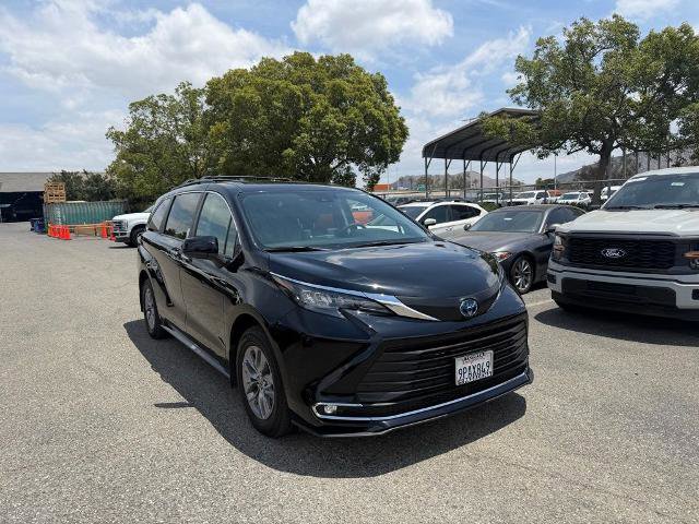 Used 2024 Toyota Sienna XLE w/ XLE Plus Package FWD image 3