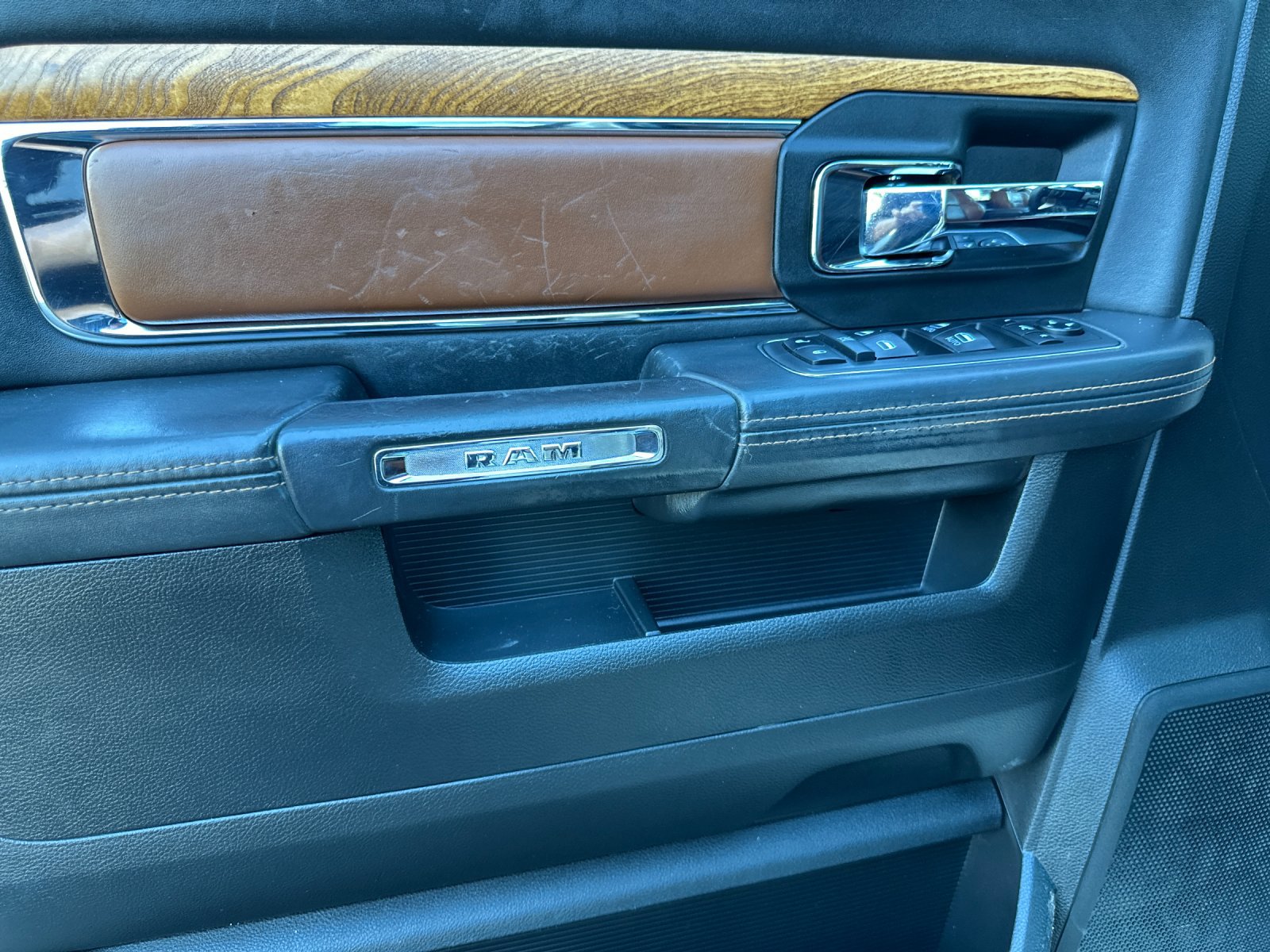 Used 2018 RAM 2500 Longhorn w/ Snow Chief Group image 11