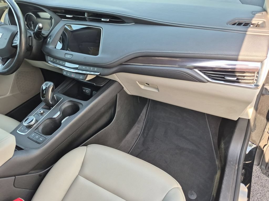 Used 2019 Cadillac XT4 Luxury w/ Cold Weather Package FWD image 20