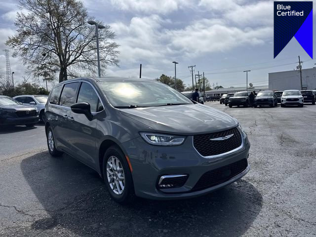 Used 2025 Chrysler Pacifica Select