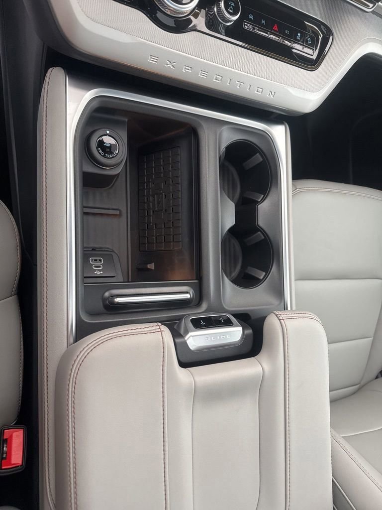 Certified 2025 Ford Expedition Active image 28