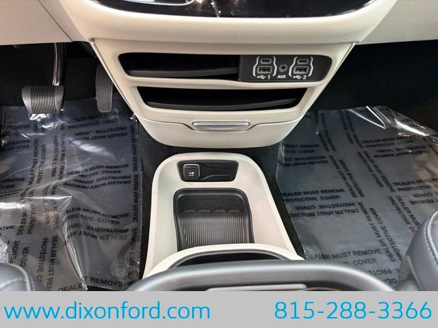 Used 2023 Chrysler Pacifica Touring-L FWD image 13