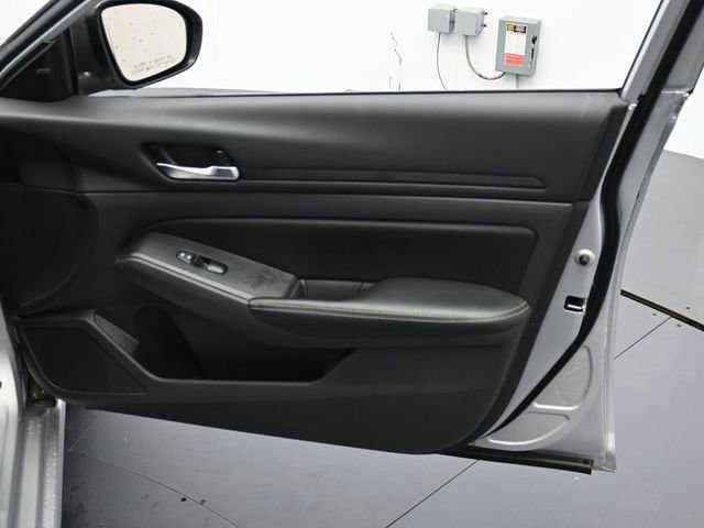 Used 2024 Nissan Altima 2.5 SV image 32