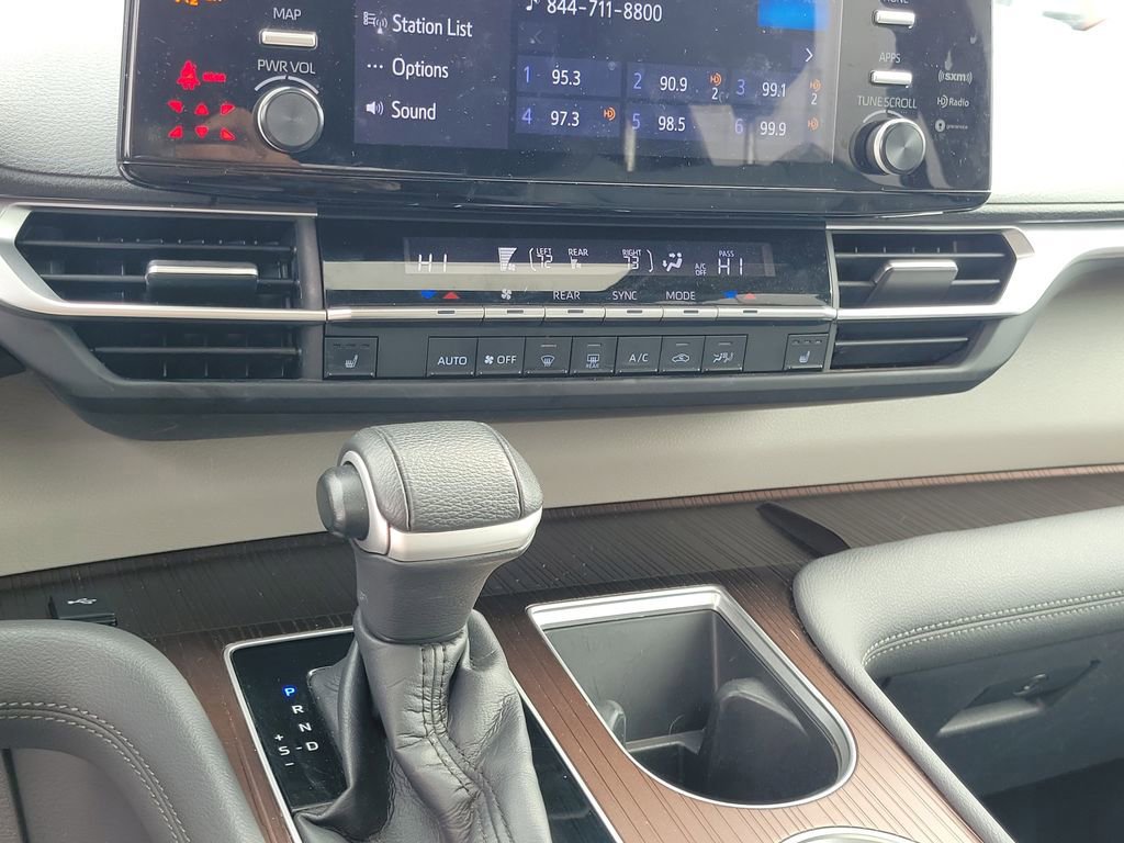 Used 2022 Toyota Sienna XLE image 28