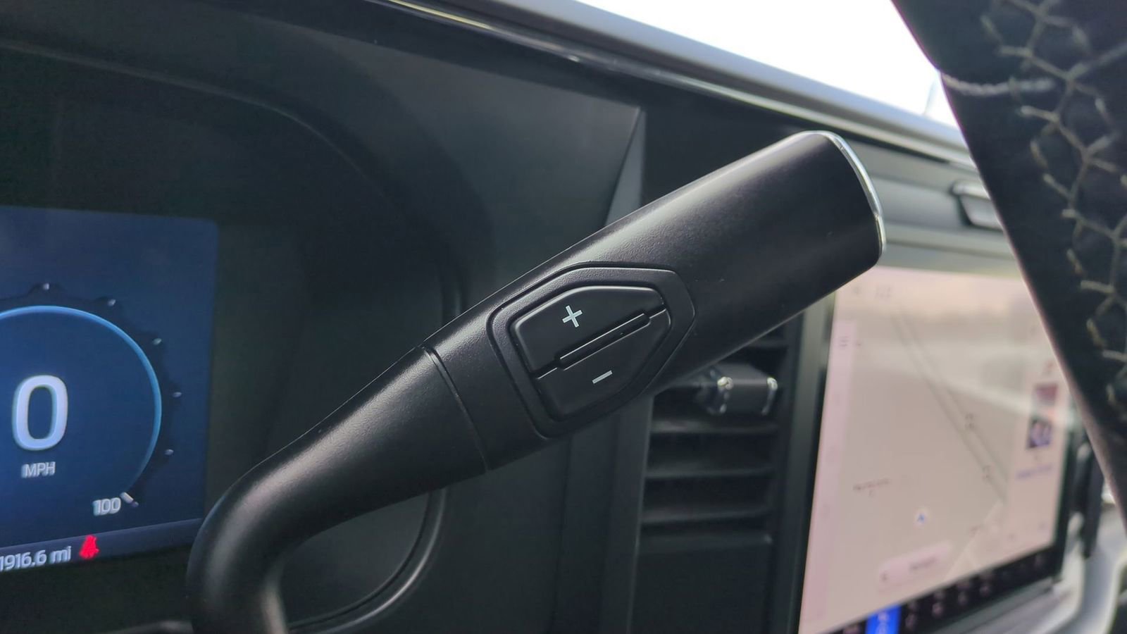 Certified 2025 Ford F350 Lariat w/ Black Appearance Package image 35