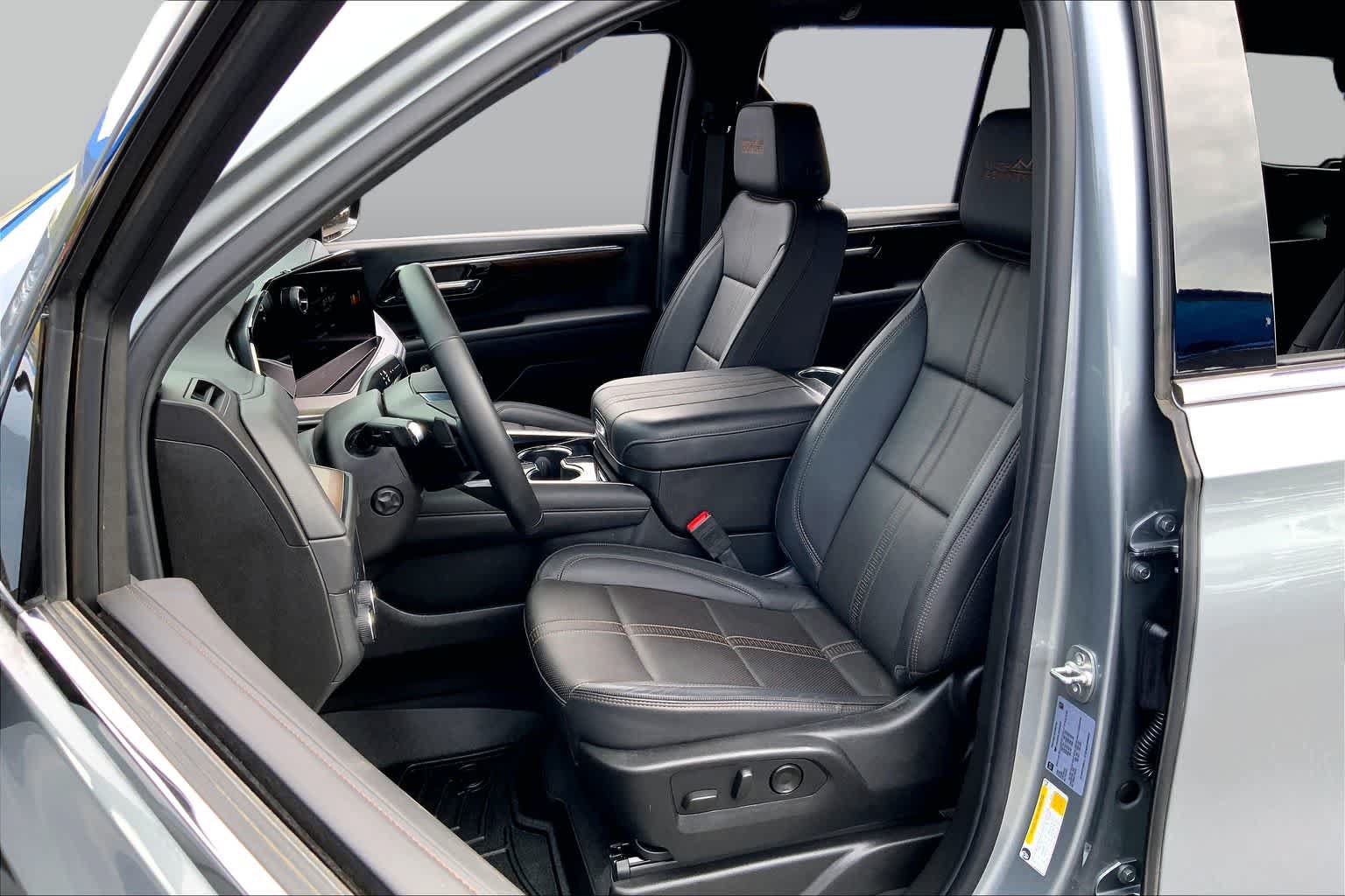 Used 2025 Chevrolet Tahoe High Country AWD/4WD image 14