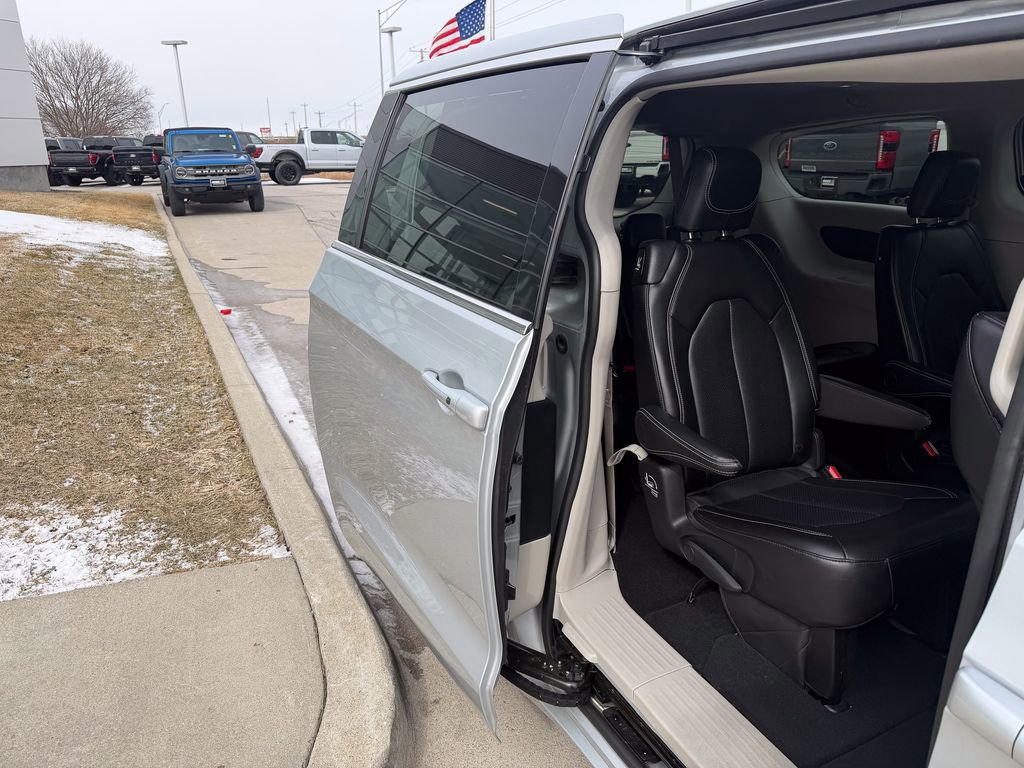 Used 2024 Chrysler Pacifica Touring-L image 22
