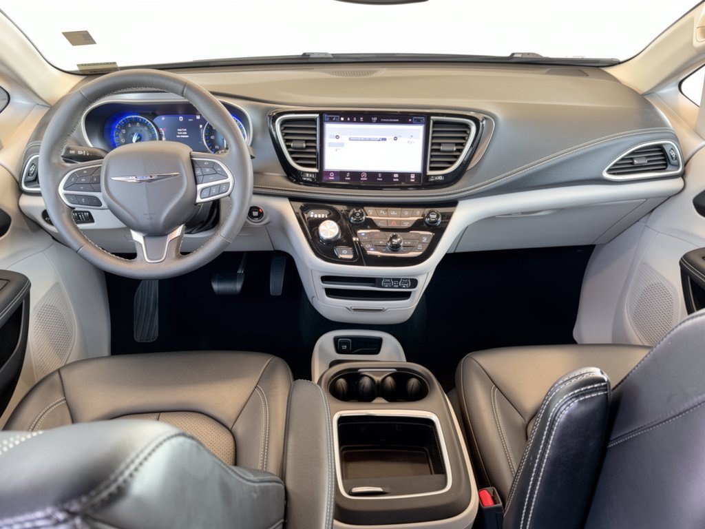 Used 2023 Chrysler Pacifica Touring-L FWD image 17