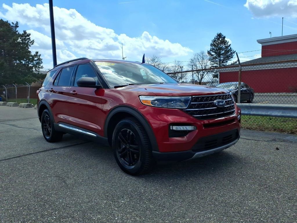 Certified 2022 Ford Explorer XLT w/ Equipment Group 202A AWD/4WD image 3