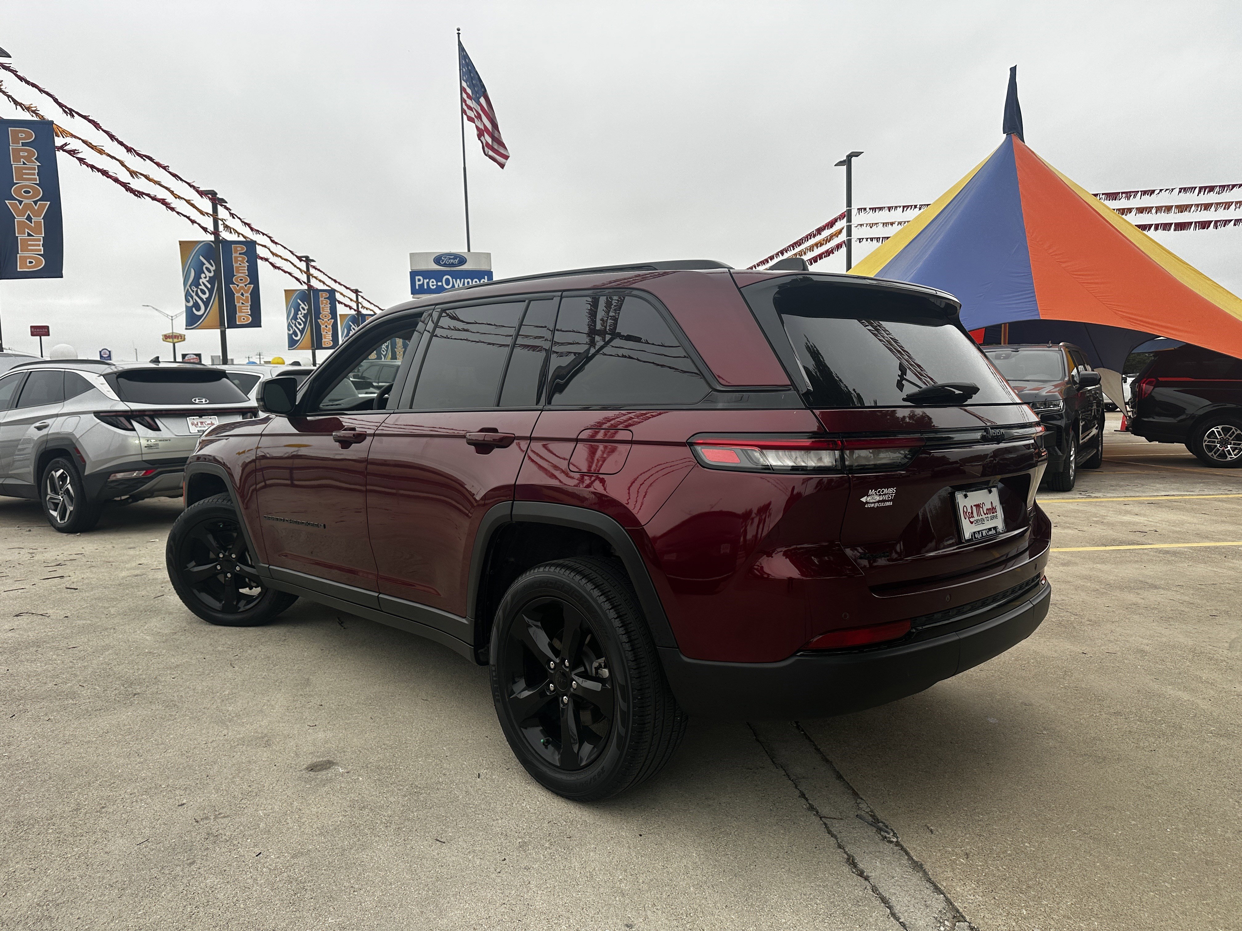 Used 2023 Jeep Grand Cherokee Limited w/ Black Appearance Package AWD/4WD image 12