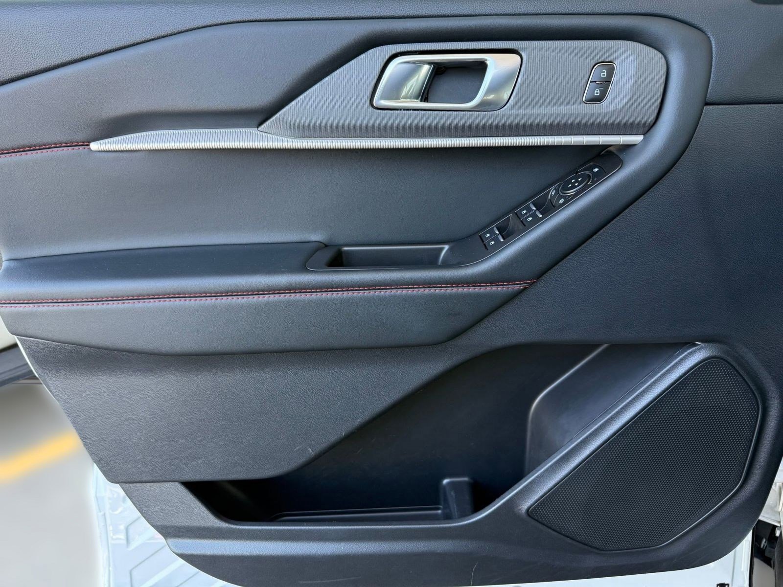 Certified 2025 Ford Explorer ST-Line w/ ST-Line Street Pack AWD/4WD image 23