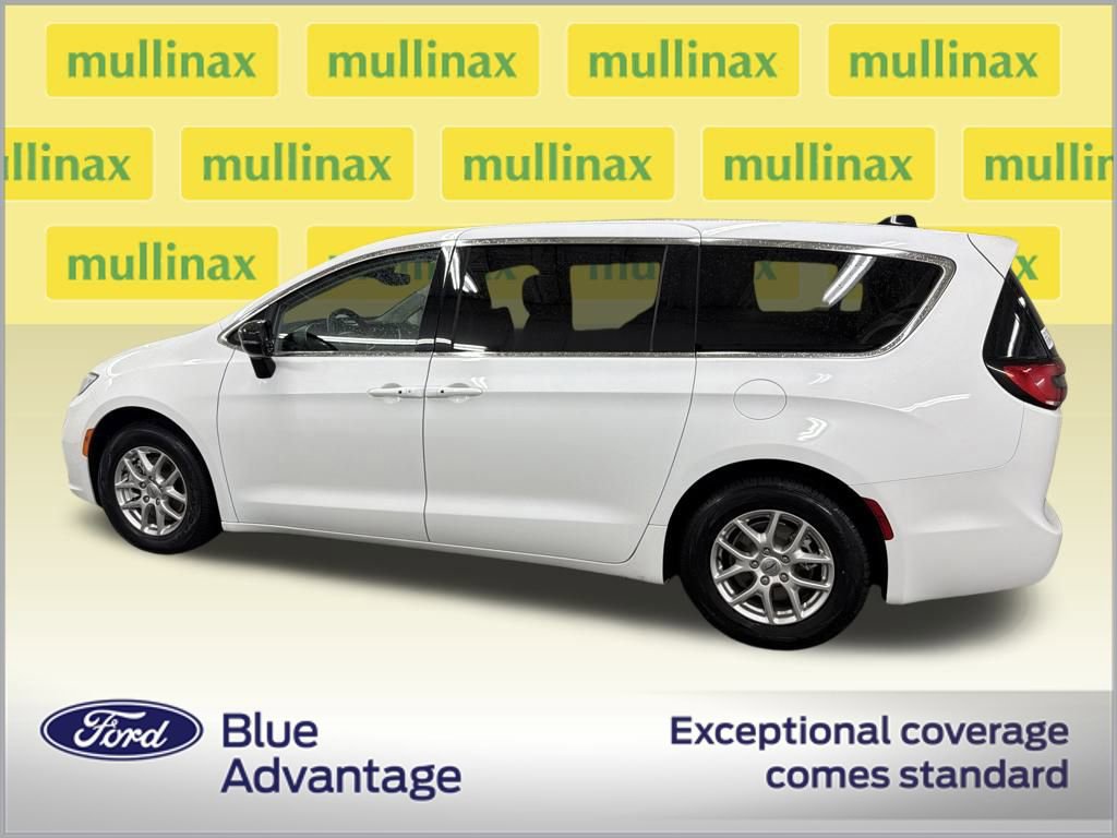 Used 2024 Chrysler Pacifica Touring-L image 6