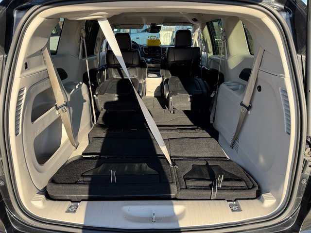 Used 2023 Chrysler Pacifica Touring-L image 19