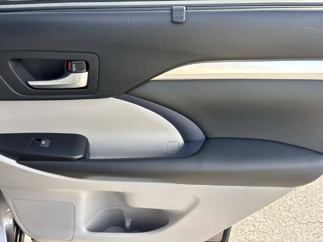 Used 2019 Toyota Highlander XLE FWD image 22