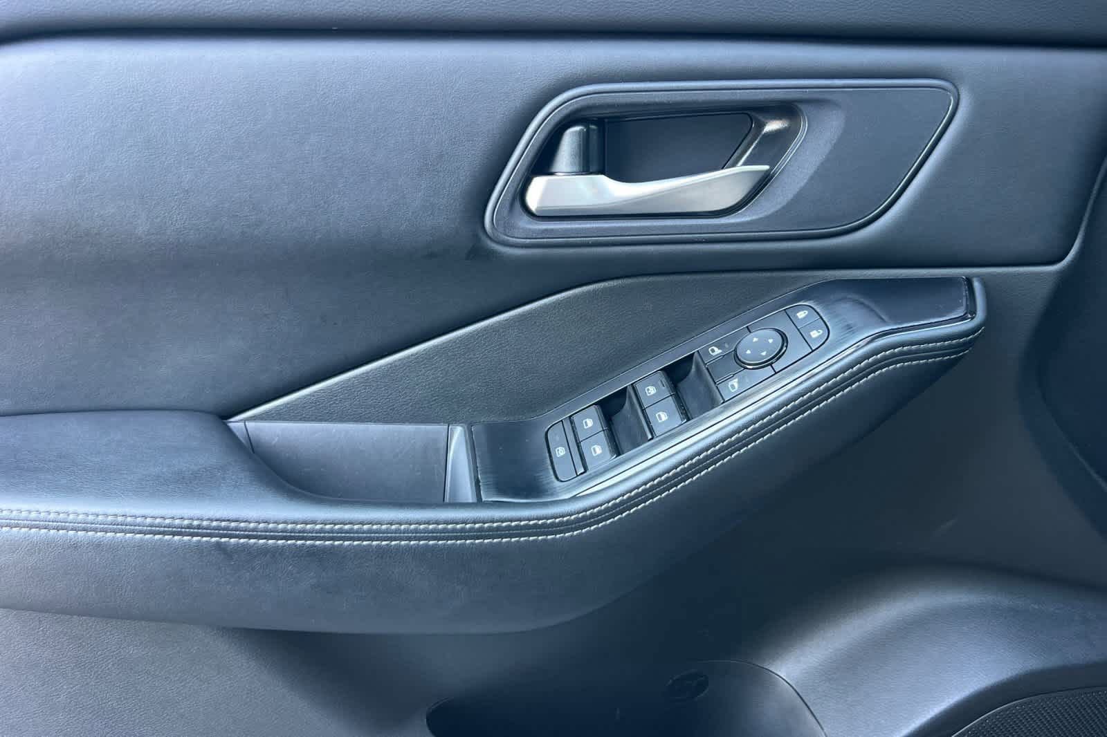 Used 2024 Nissan Rogue SV image 13