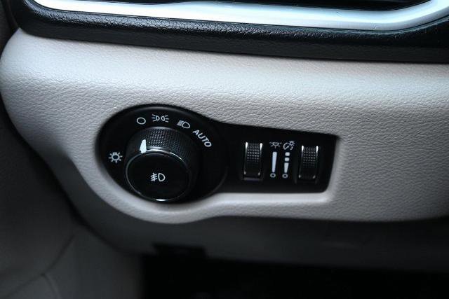 Used 2017 Chrysler Pacifica Touring-L Plus image 35