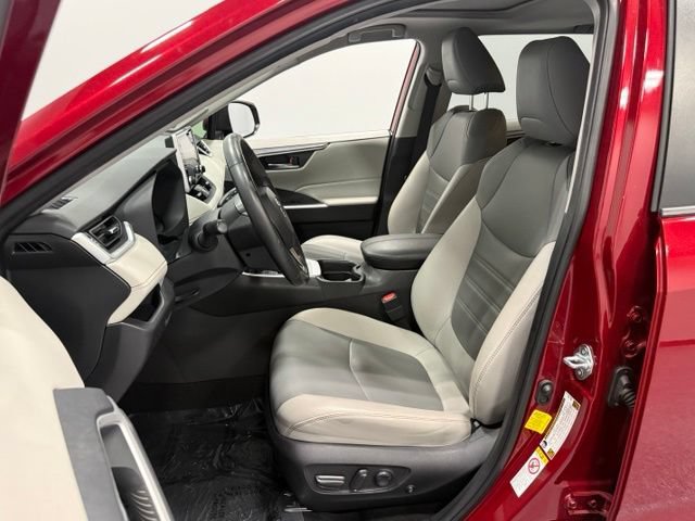 Used 2019 Toyota RAV4 XLE Premium FWD image 14