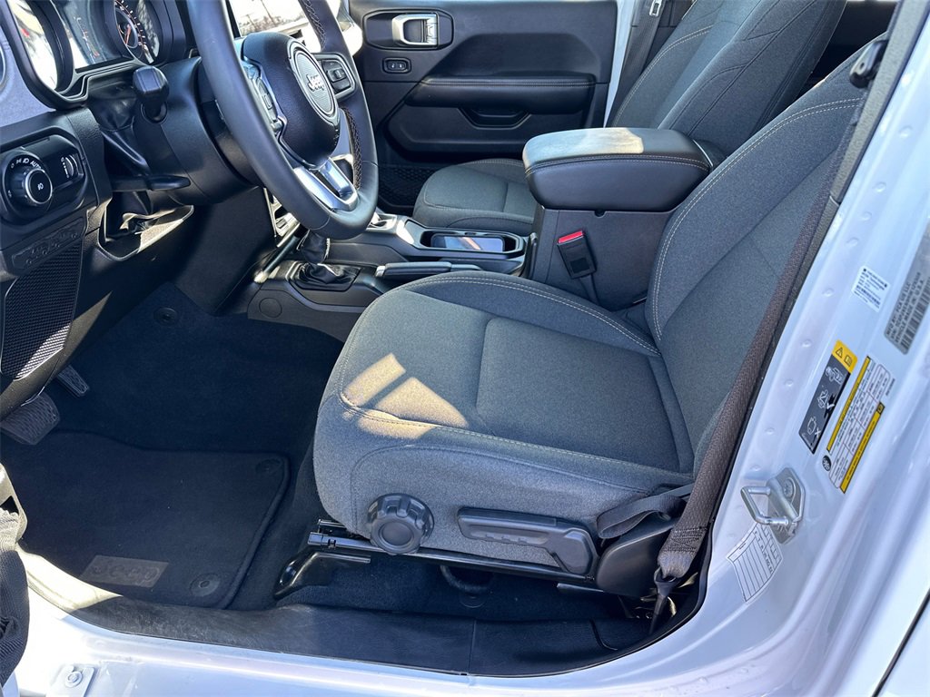 Used 2024 Jeep Wrangler Sahara image 9