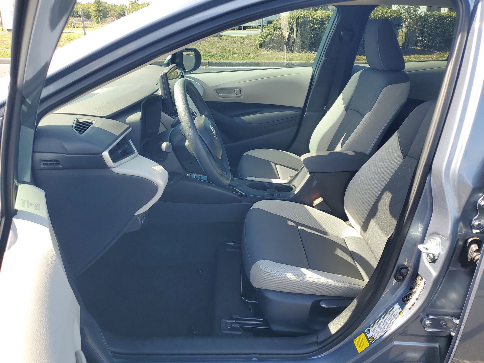 Used 2025 Toyota Corolla LE FWD image 17