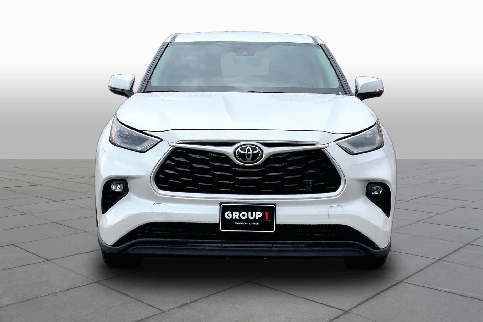 Used 2025 Toyota Highlander LE AWD/4WD image 4