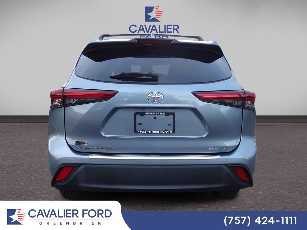 Used 2022 Toyota Highlander XLE AWD/4WD image 3