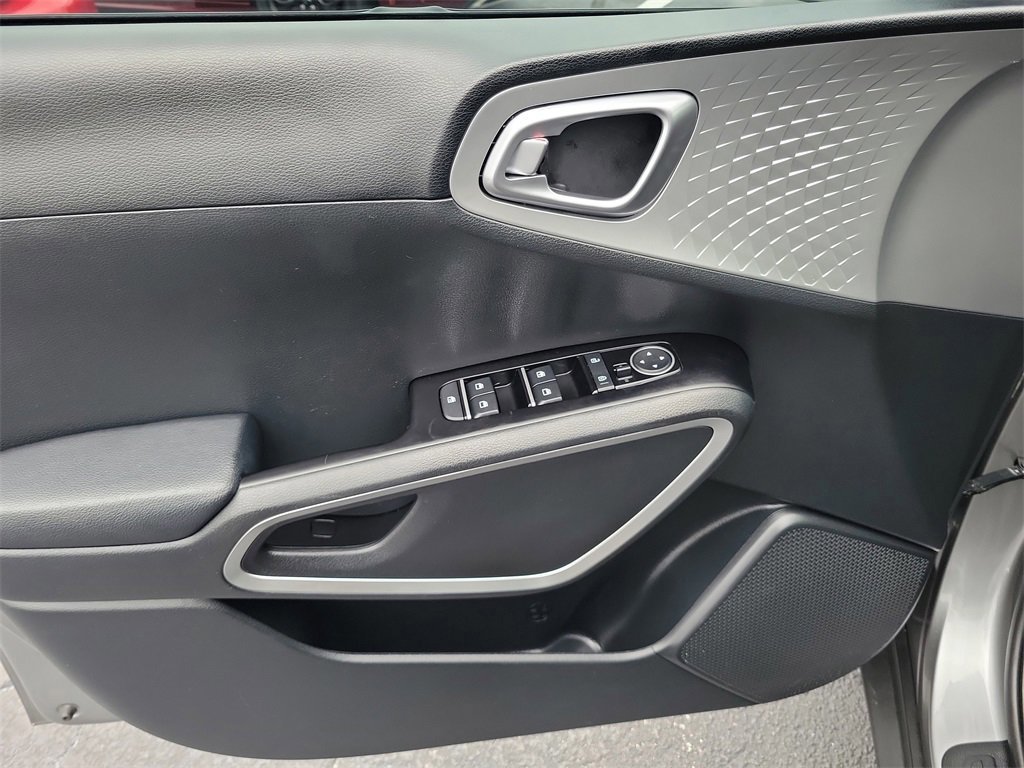 Used 2025 Kia Soul LX w/ LX Technology Package image 12