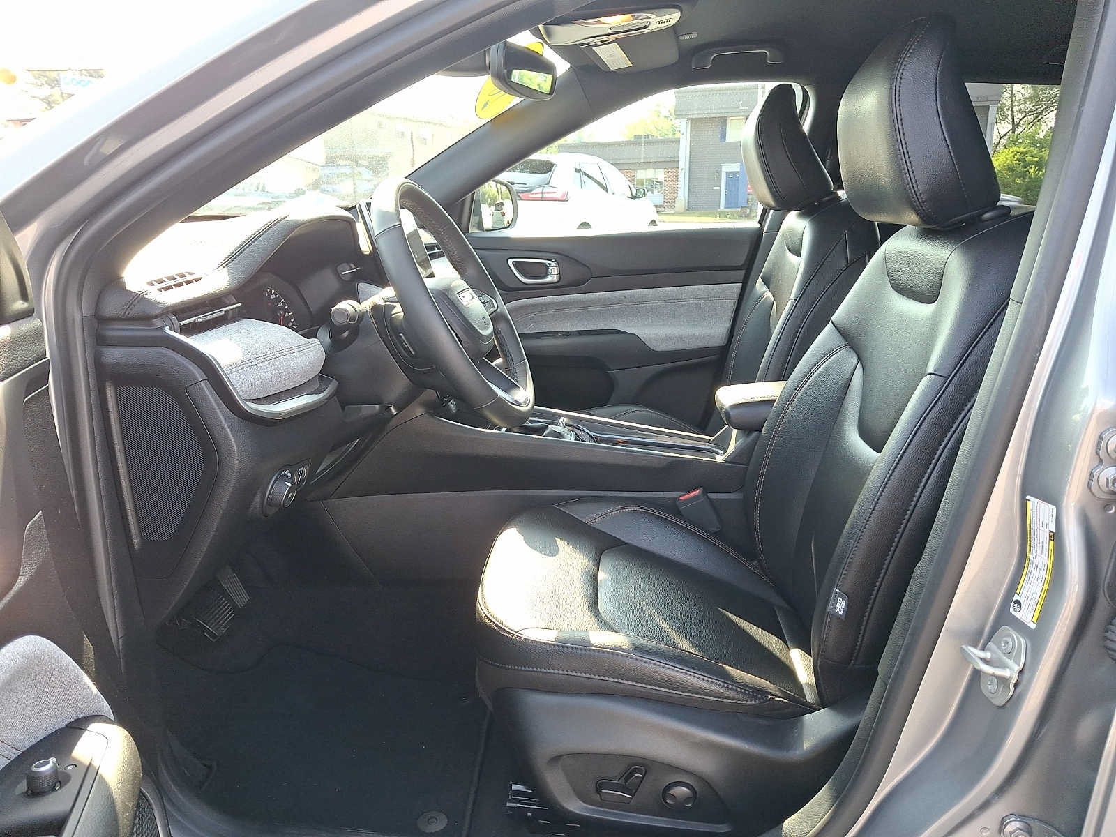 Used 2023 Jeep Compass Latitude AWD/4WD image 13