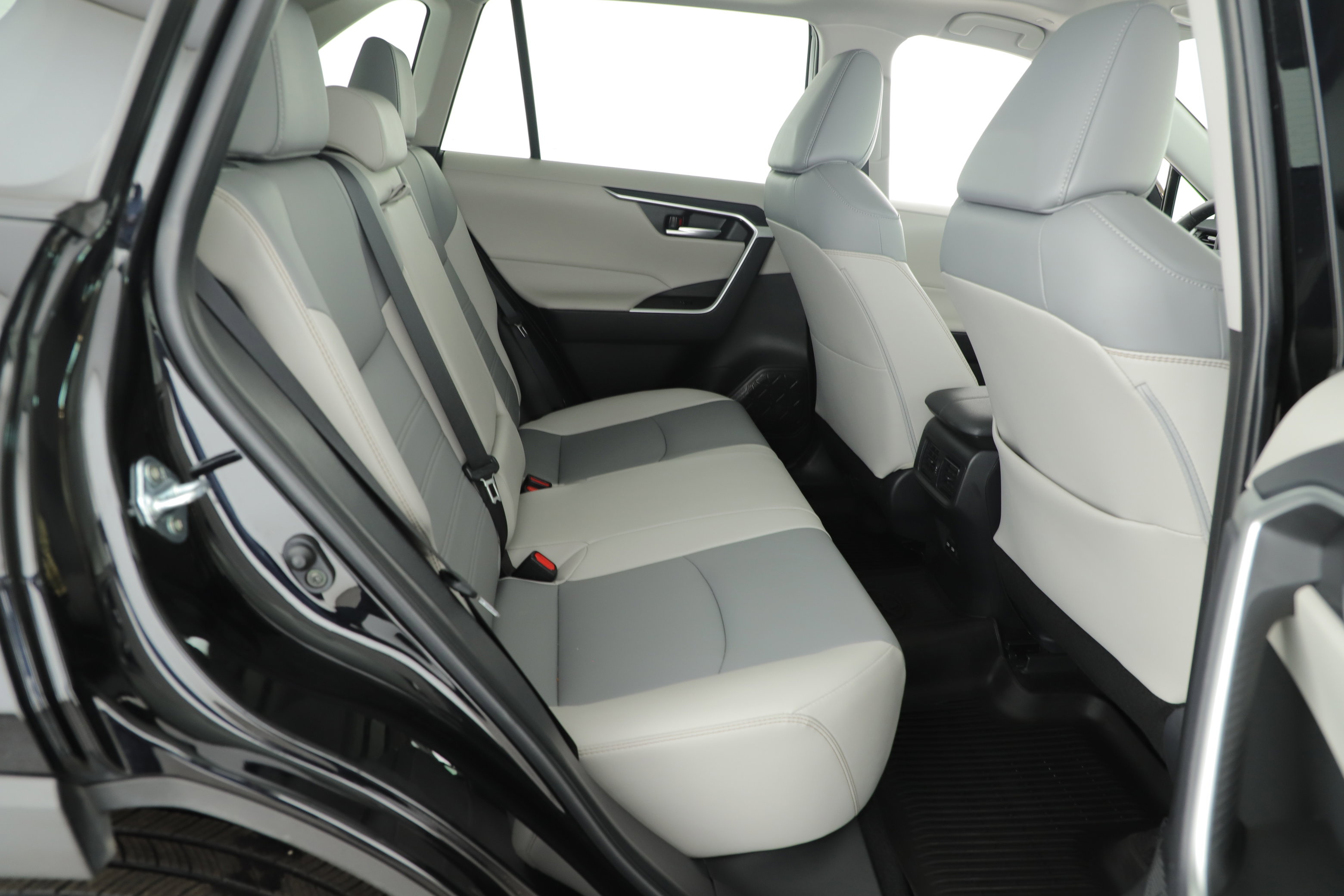 Used 2025 Toyota RAV4 XLE Premium FWD image 25