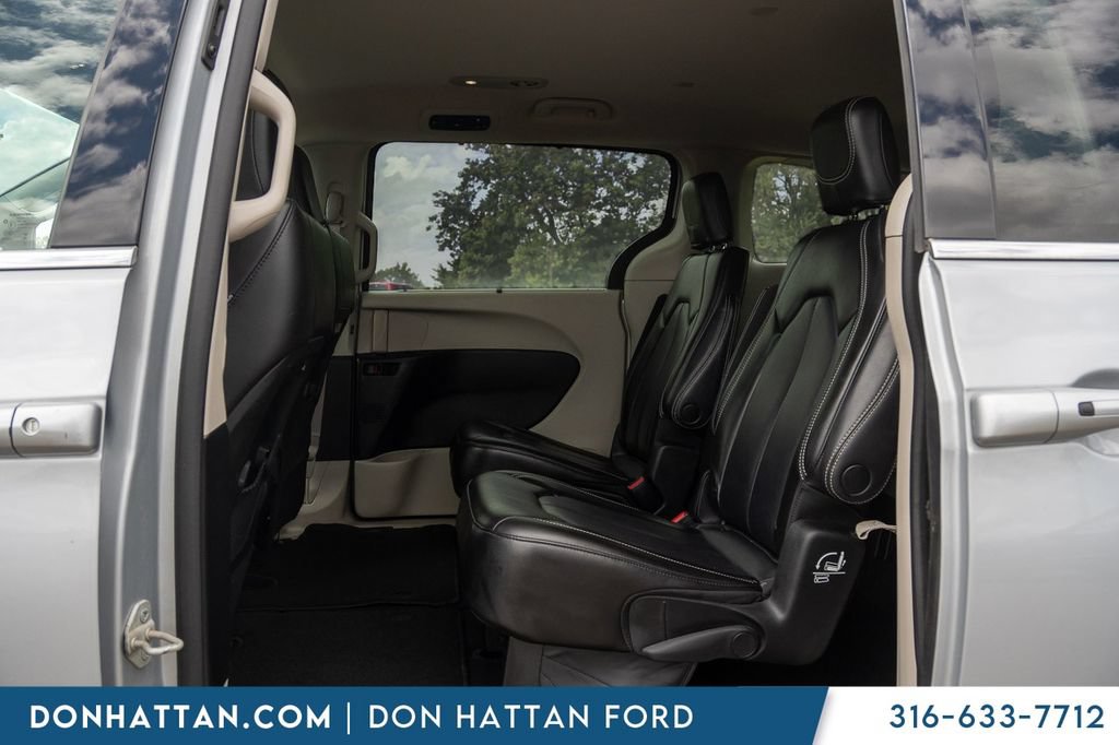 Used 2023 Chrysler Pacifica Touring-L FWD image 16