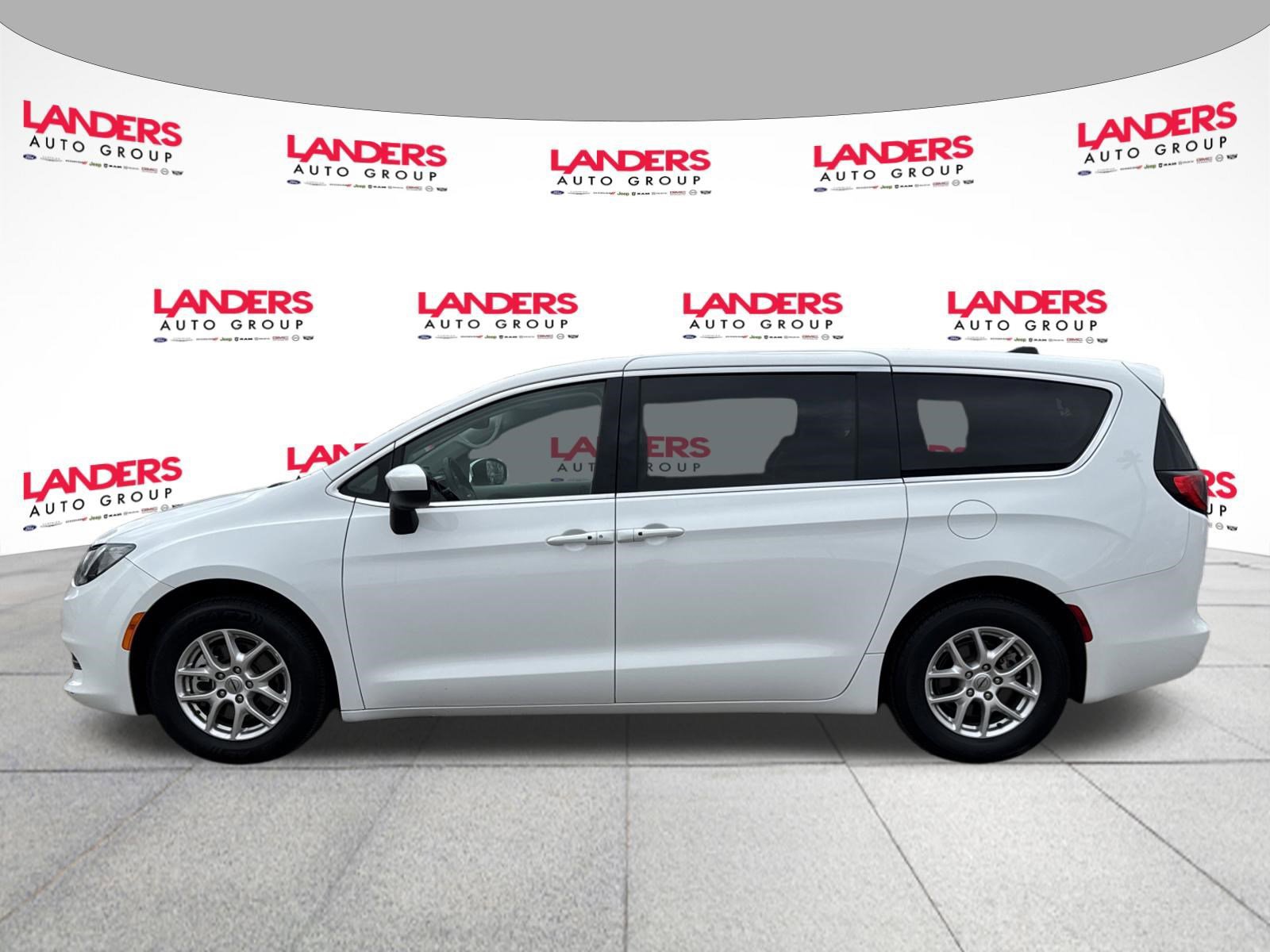 Used 2023 Chrysler Voyager LX image 2