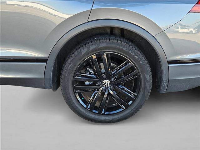 Used 2022 Volkswagen Tiguan SE R-Line image 25