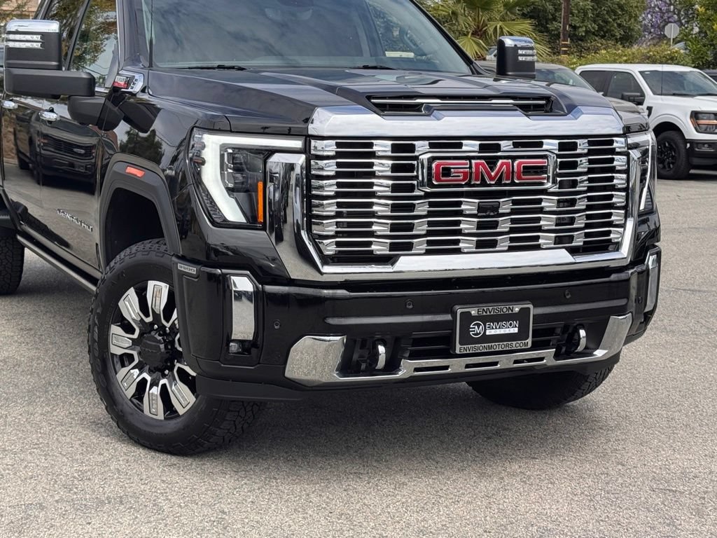 Used 2025 GMC Sierra 3500 Denali w/ Denali Reserve Package AWD/4WD image 3